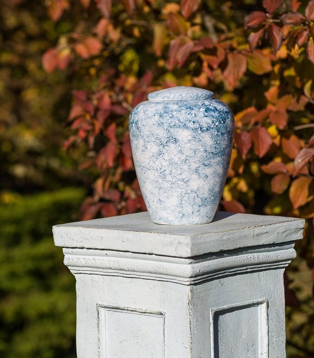 blauw witte wolkjes urn volwassene buiten