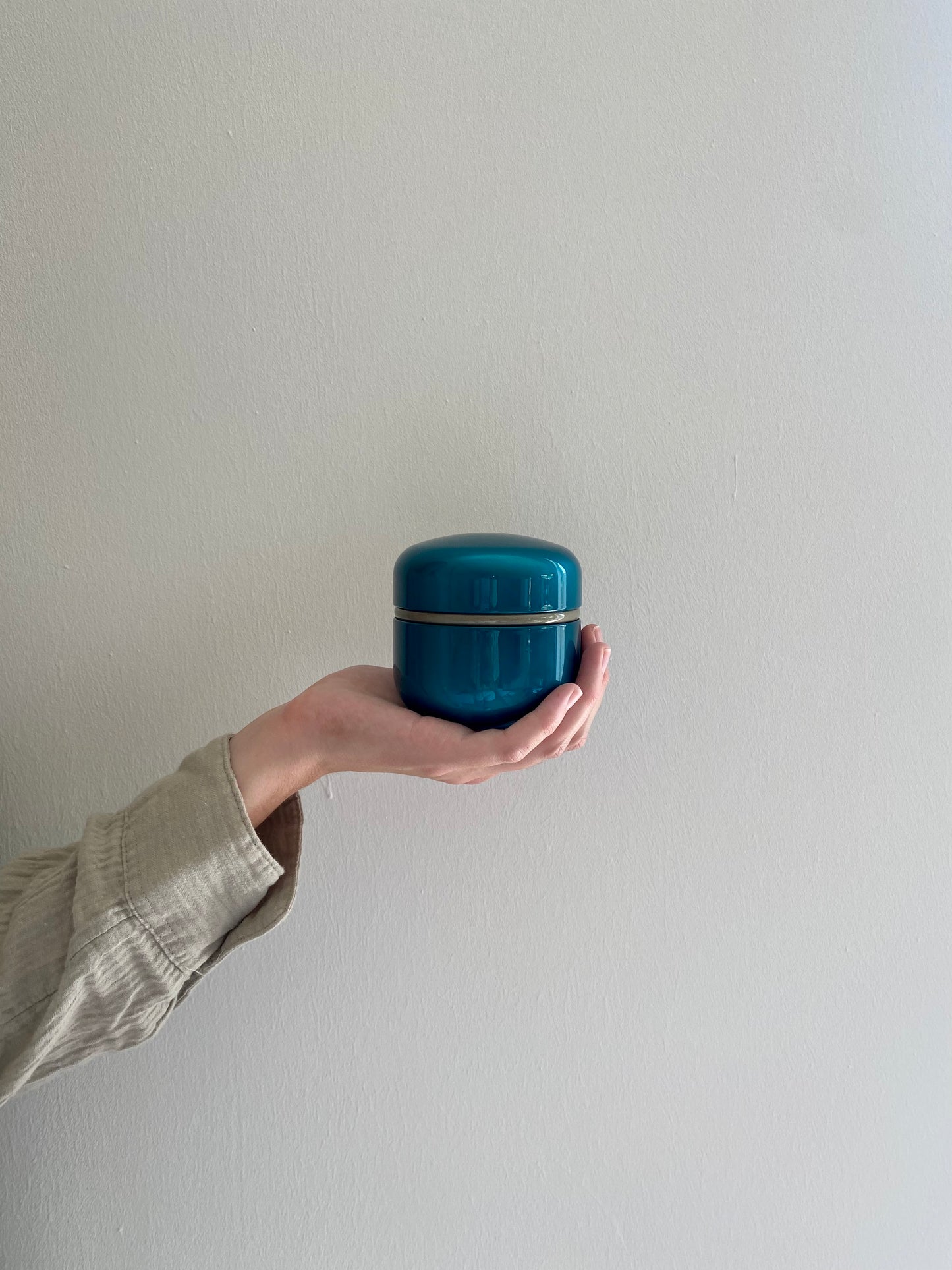 kleine blauwe urn urne dieren hond kat urn menselijk as in hand