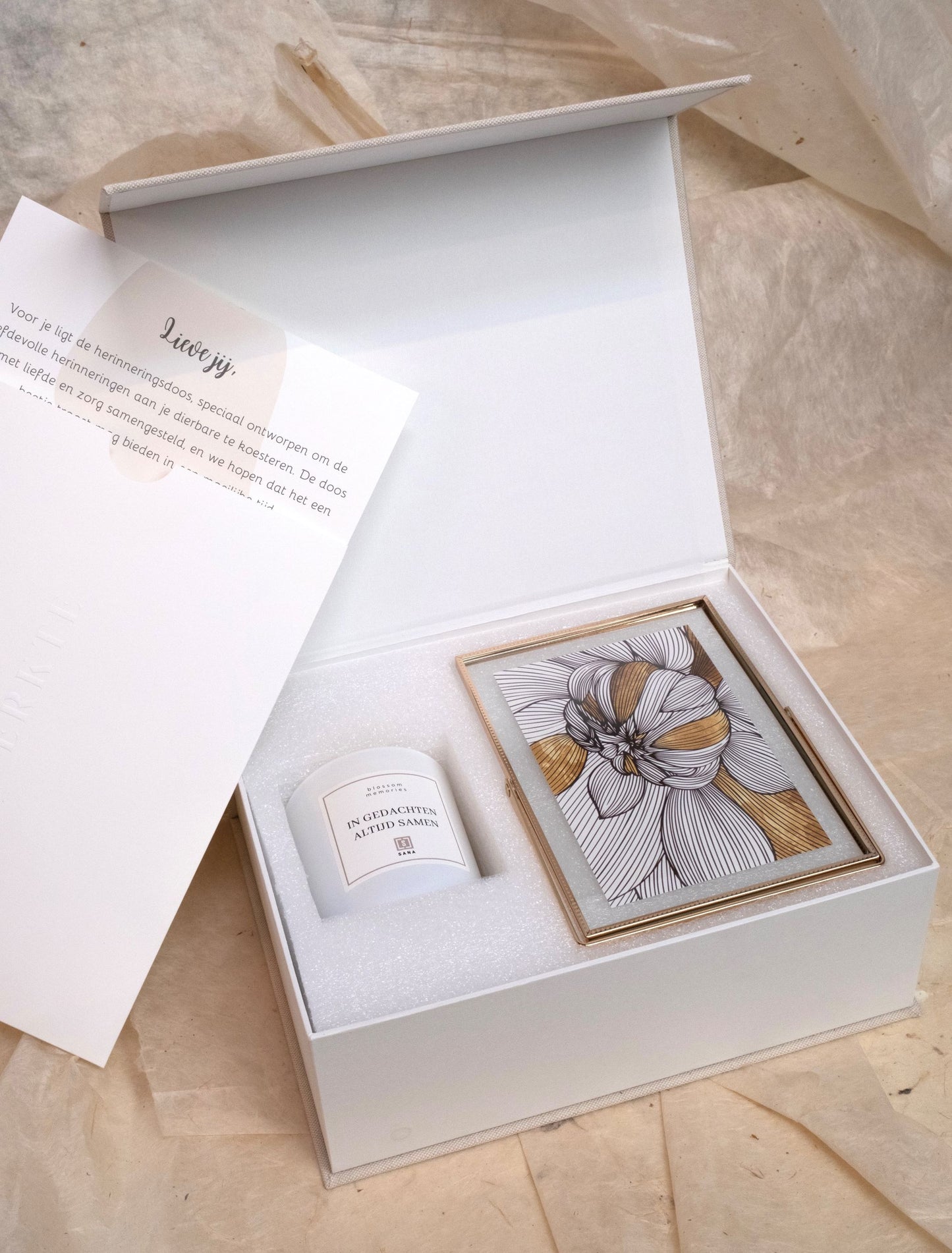 binnenkant persoonlijk uniek troost cadeau linnen herinneringsdoos geurkaars geschenk overlijden rouw fotolijstje giftbox