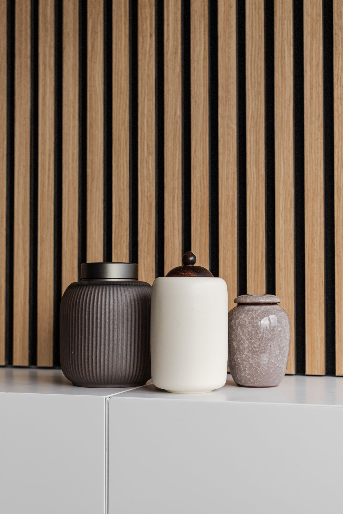 japandi witte kleur urn en bruine urn en beige zand kleur modern neutraal hout dieren urne menselijke as en familie urn
