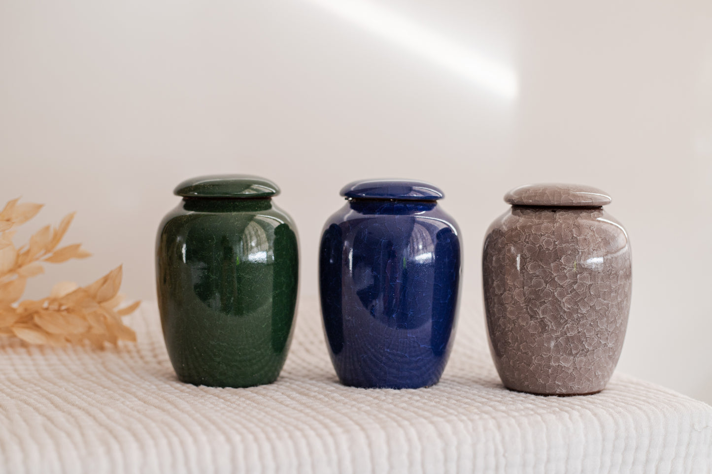 kleine mini beige zand groene blauwe kleur urn keramiek voor mens en dier en familie