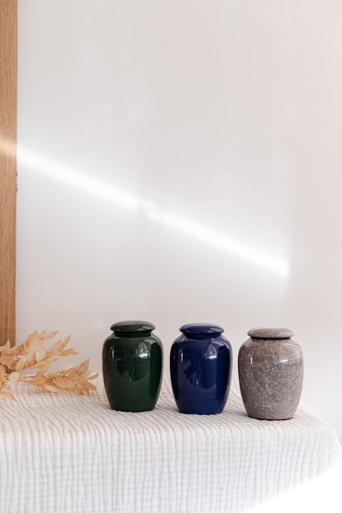 kleine mini beige zand groene blauwe kleur urn keramiek voor mens en dier en familie
