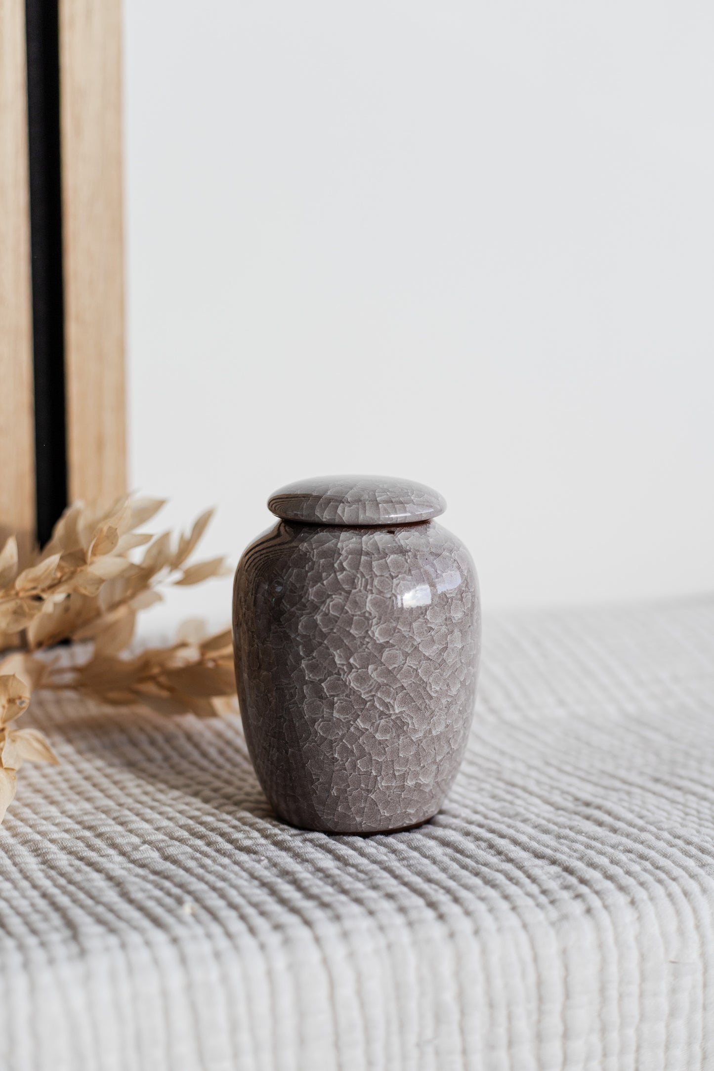 kleine mini beige zand kleur urn keramiek voor mens en dier en familie