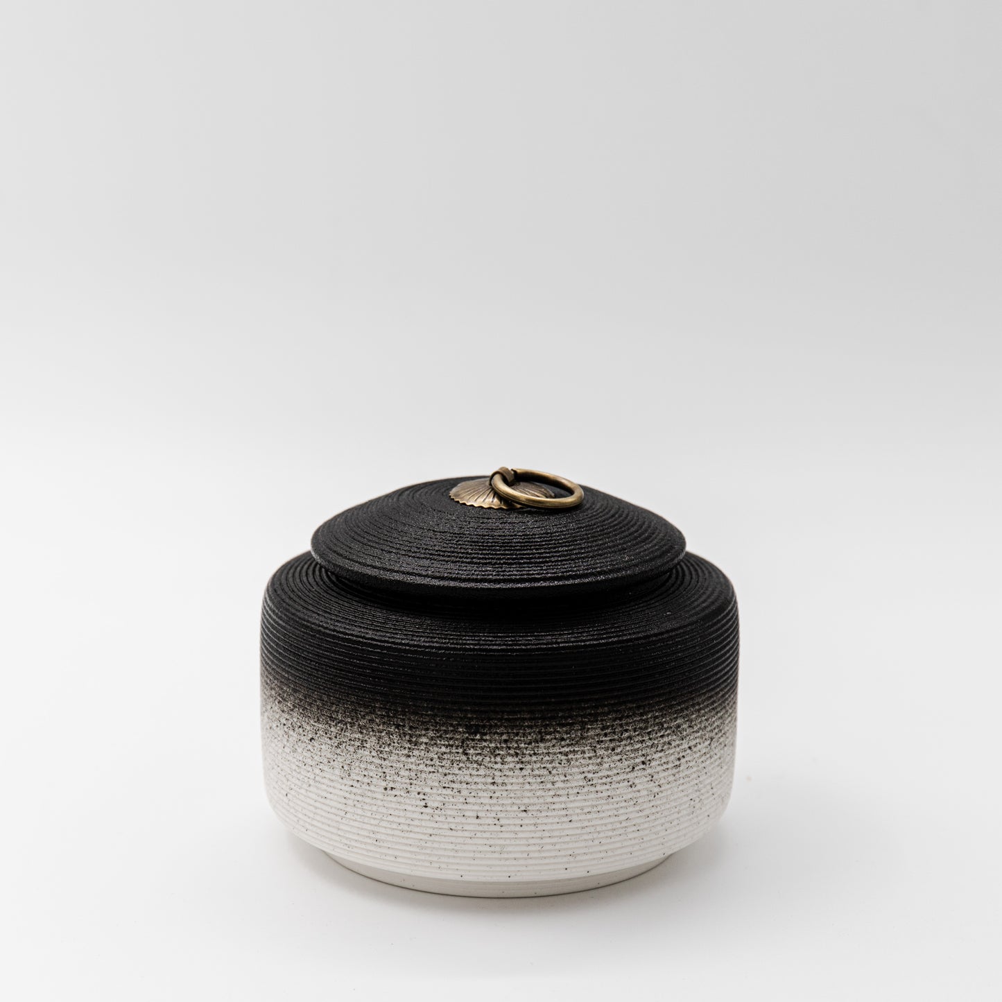 grote zwart witte oosterse urn voor mens en dier