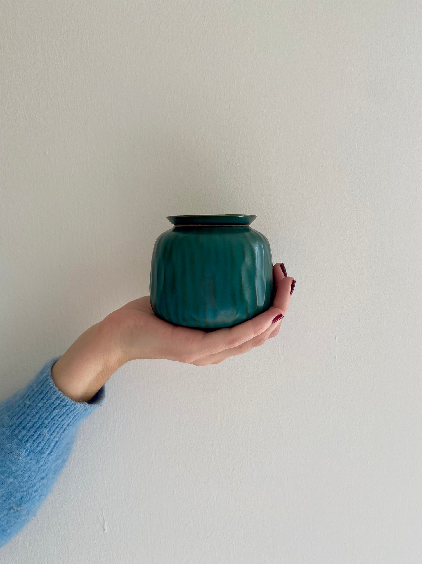 blauwe mini kleine urn urne dieren hond kat urn menselijk as in hand