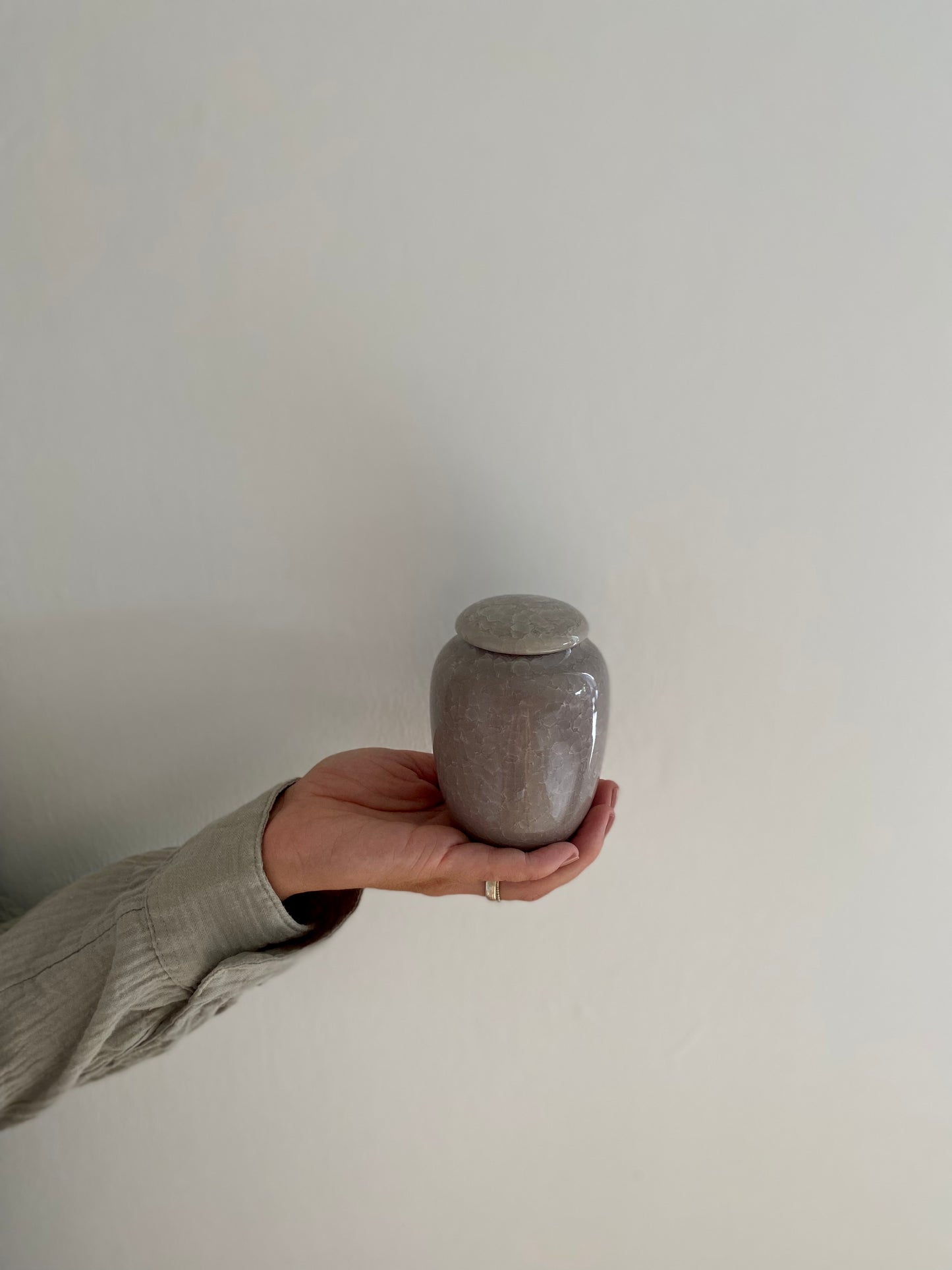 kleine mini beige zand kleur urn keramiek voor mens en dier en familie