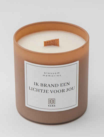 kaars beige herdenkingskaars dood rouw geliefde rouwcadeau geschenk ik brand een lichtje voor jou geurkaars kaars woodwick