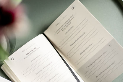 binnenkant linnen beige gratitude journal dagboek dankbaarheidsdagboek reflectie brun-out five minute journal dankbaarheidsdagboek sanadesign 5 minute Journal selfcare mindset Invulboek troostcadeau cadeau voor vrouw man verjaardag cadeau  Valentijns cadeau SANA