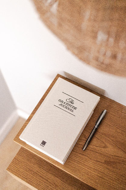 linnen beige gratitude journal dagboek dankbaarheidsdagboek reflectie brun-out five minute journal dankbaarheidsdagboek sanadesign 5 minute Journal selfcare mindset Invulboek troostcadeau cadeau voor vrouw man verjaardag cadeau  Valentijns cadeau dagboek op nachtkastje met pen SANA
