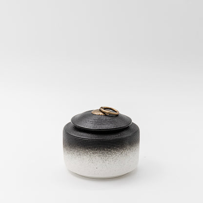 kleine zwart witte oosterse urn voor mens en dier