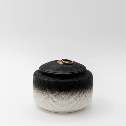 grote zwart witte oosterse urn voor mens en dier
