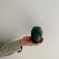kleine mini groene urn keramiek voor mens en dier in hand