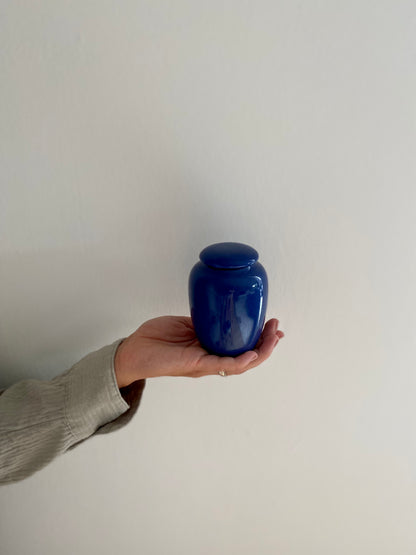 kleine blauwe mini urn keramiek voor mens en dier in hand