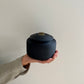 grote zwarte oosterse keramische urn voor mens en dier in hand