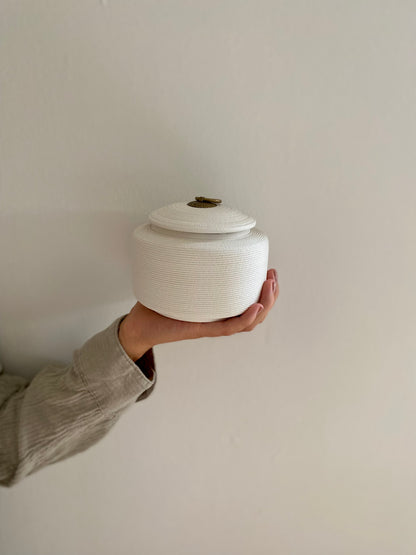 grote witte oosterse keramische urn voor mens en dier in hand