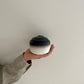 kleine zwart witte oosterse urn voor mens en dier in hand