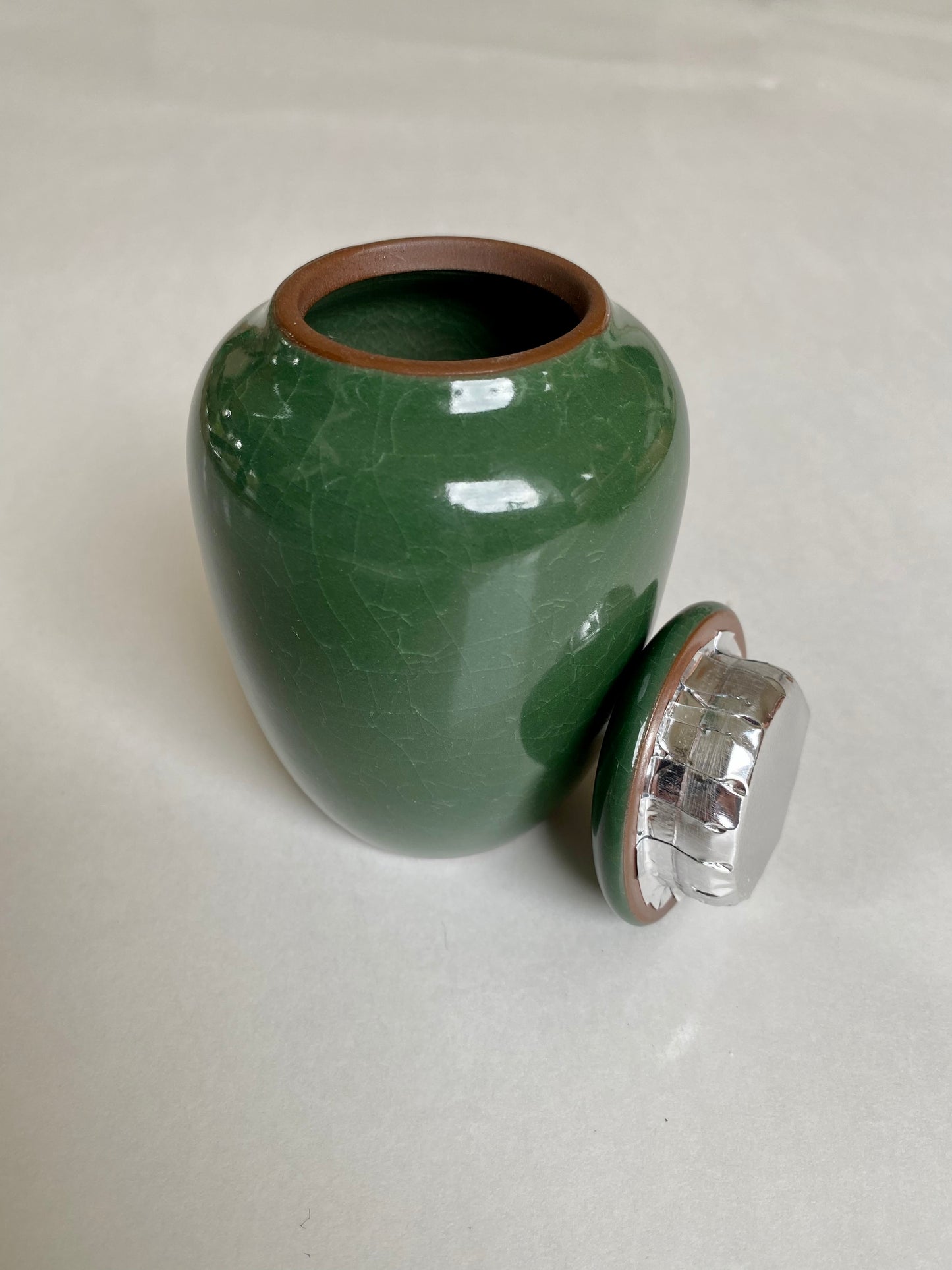 kleine groene urn keramiek voor mens en dier zonder deksel