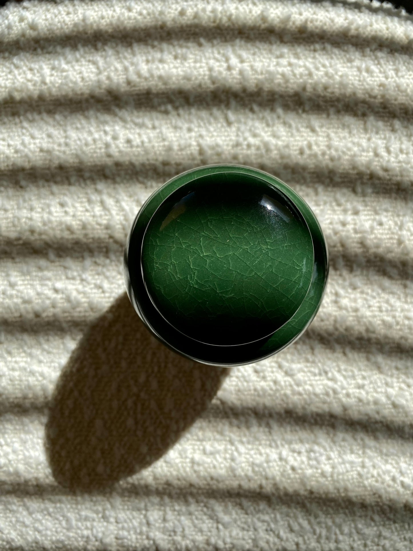 kleine groene urn keramiek voor mens en dier van boven